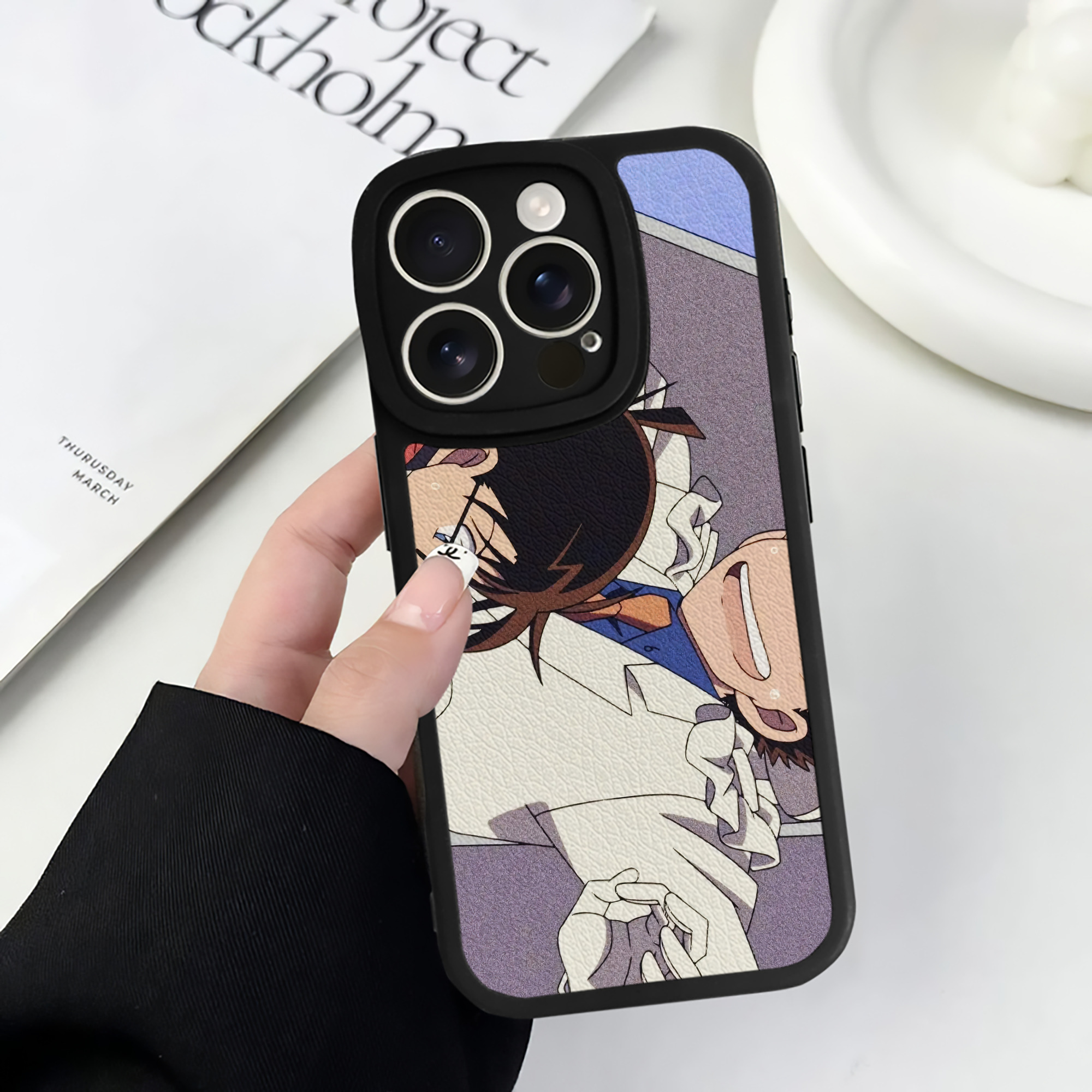 （画像用） 名探偵コナン Detective Conan 【iPhone 16シリーズ対応】シリコンスマホケース（レザー調） 材質：シリコン